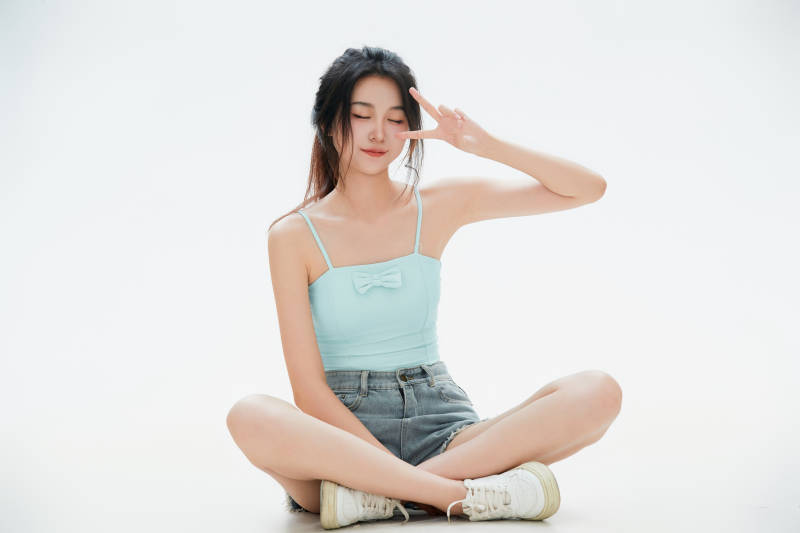 白色背景里的中国女性大学生