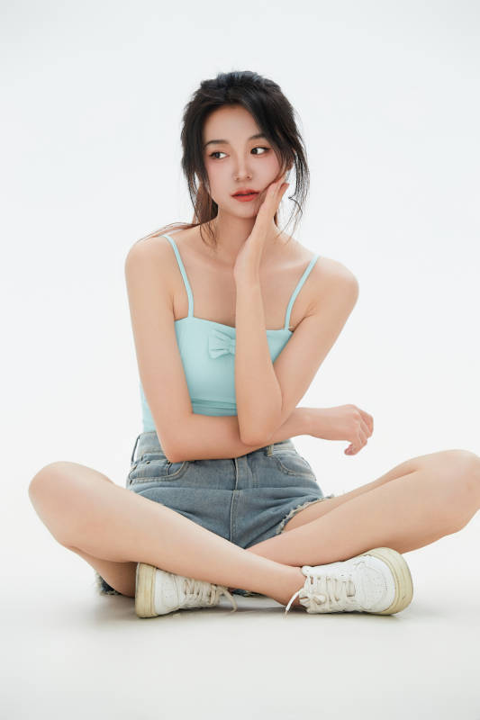 白色背景里的中国女性大学生