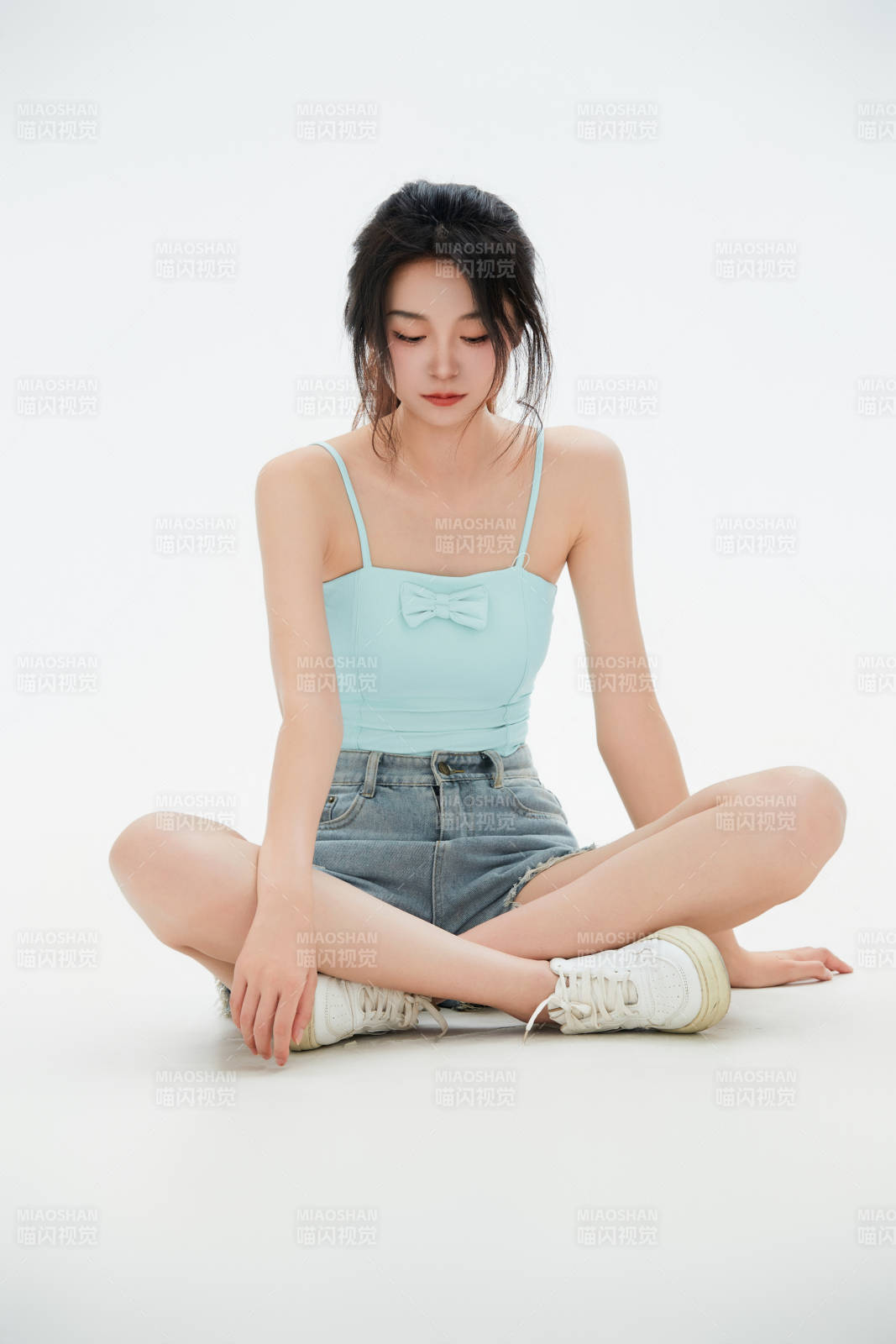 白色背景里的中國女性大學生