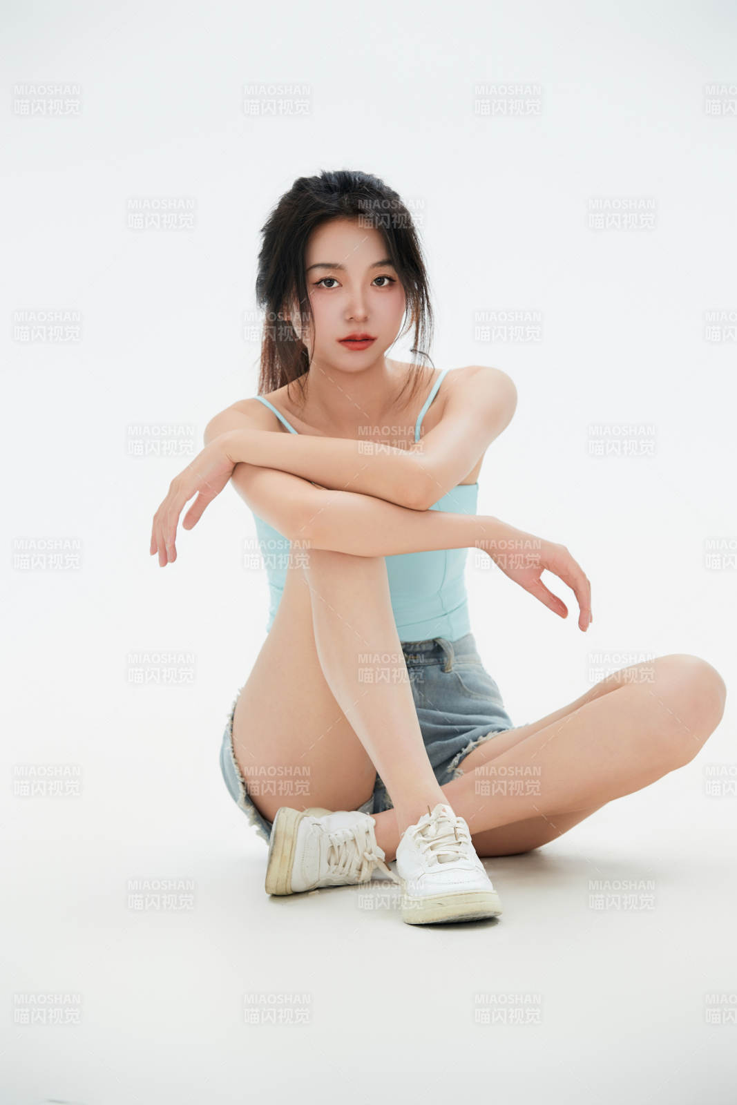 白色背景里的中国女性大学生