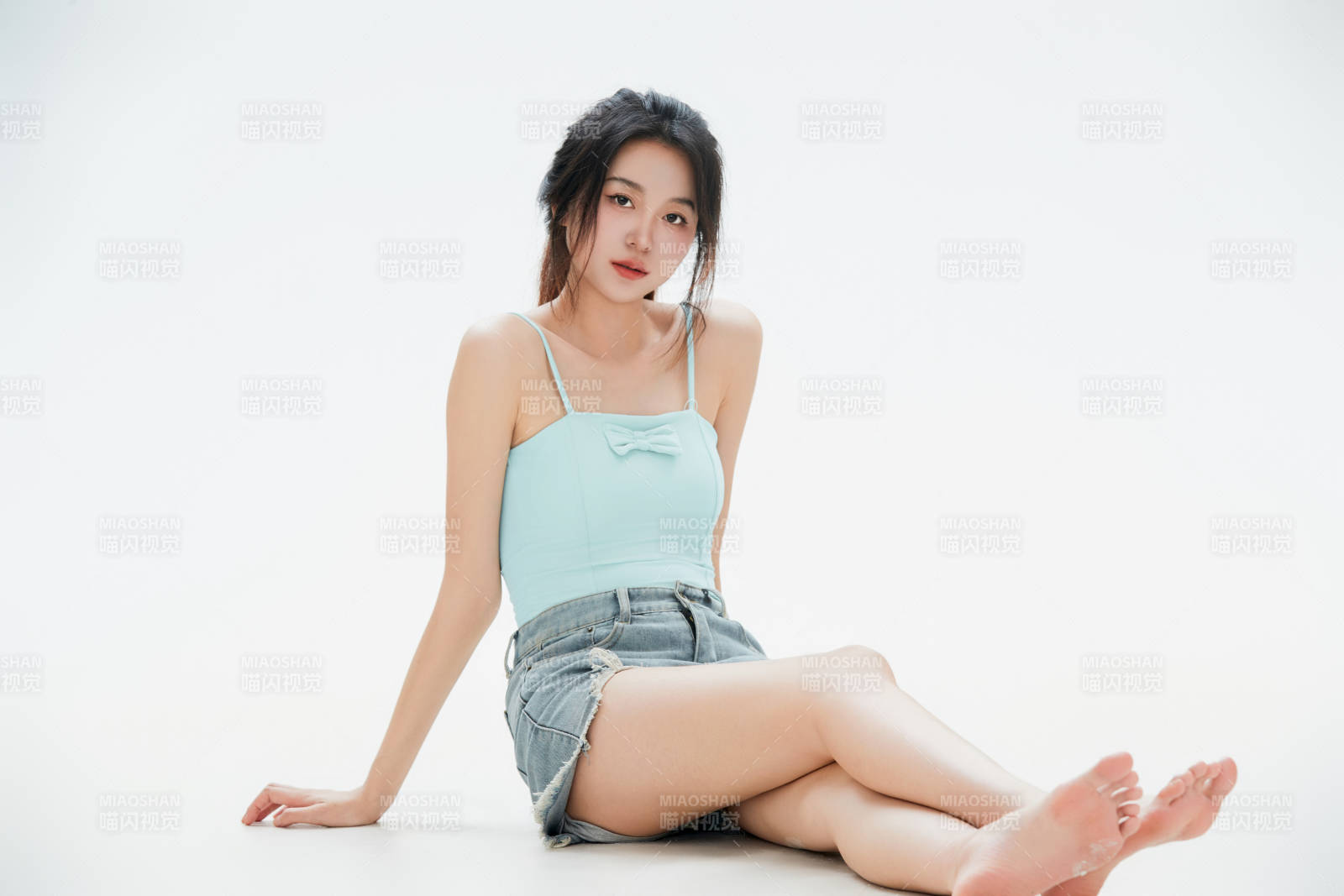 白色背景里的中国女性大学生