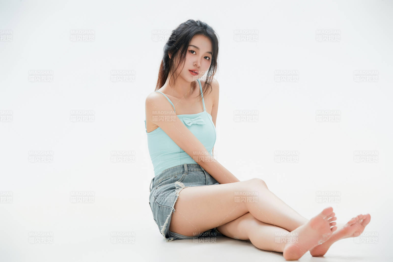 白色背景里的中国女性大学生