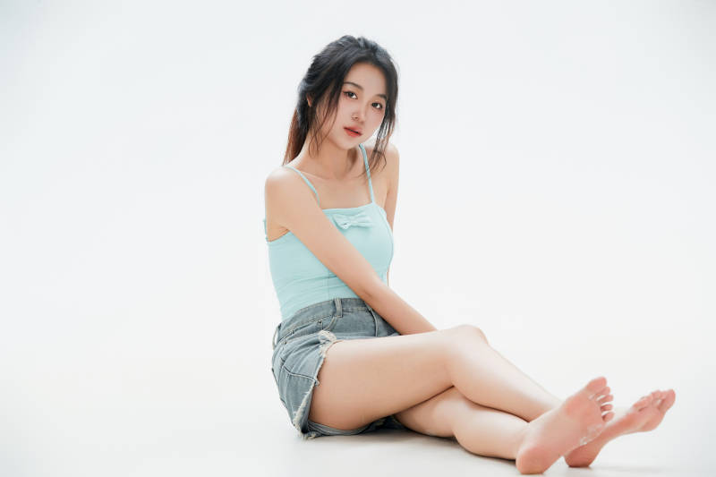 白色背景里的中国女性大学生