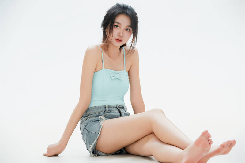 白色背景里的中国女性大学生