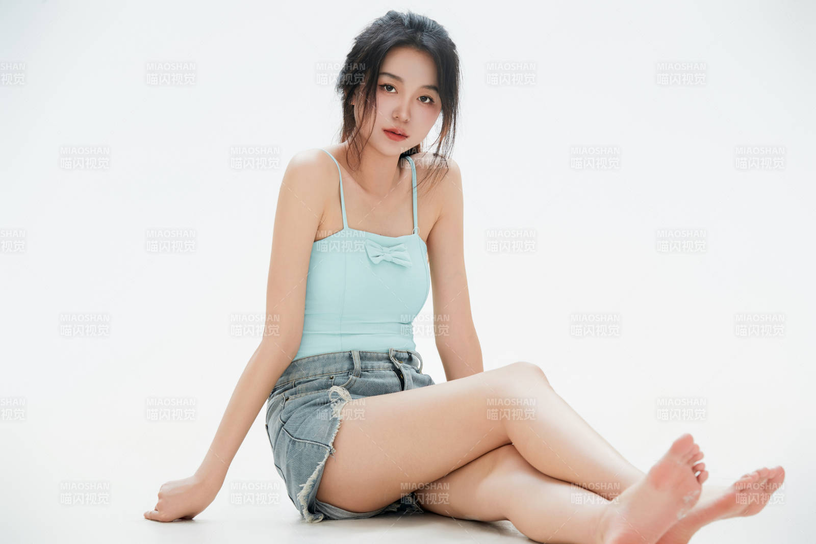 白色背景里的中国女性大学生