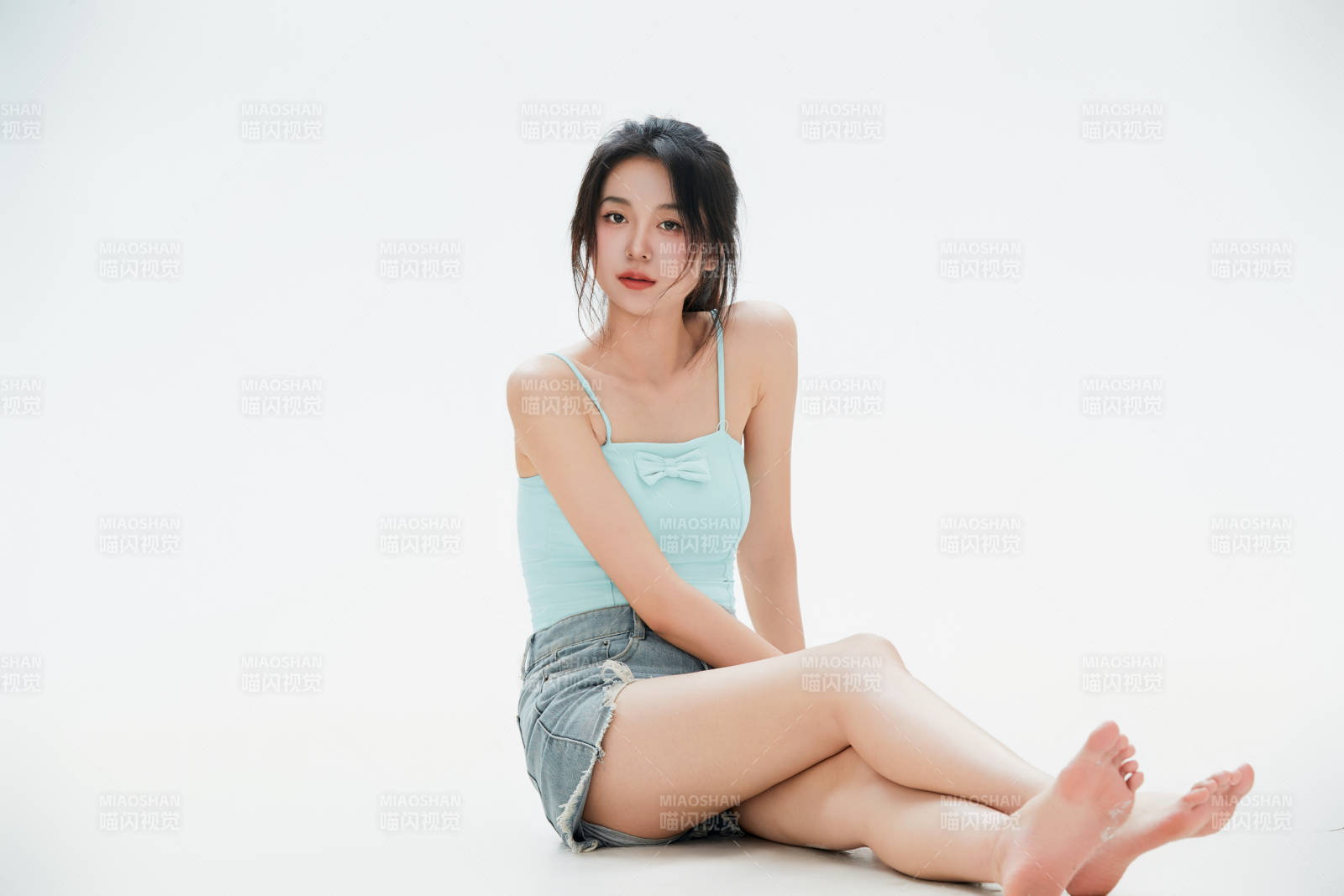 白色背景里的中国女性大学生