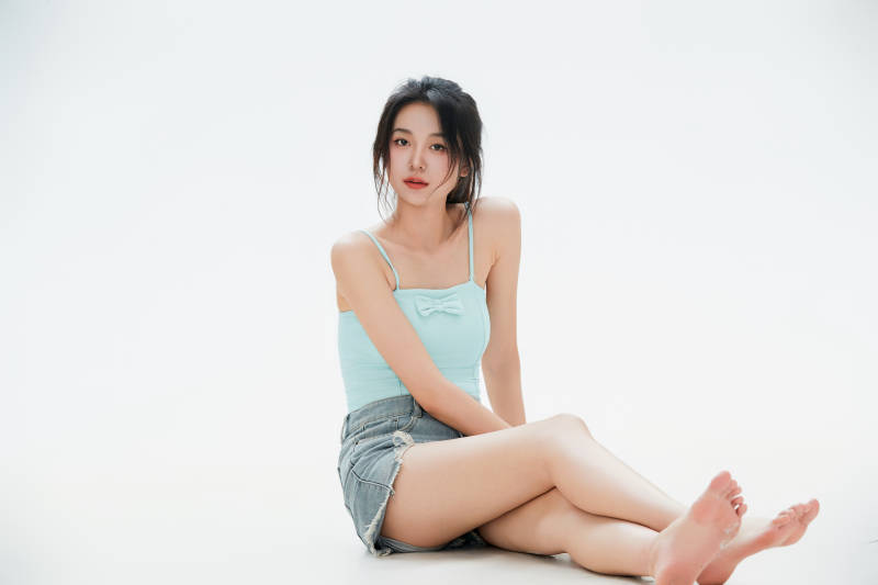 白色背景里的中国女性大学生