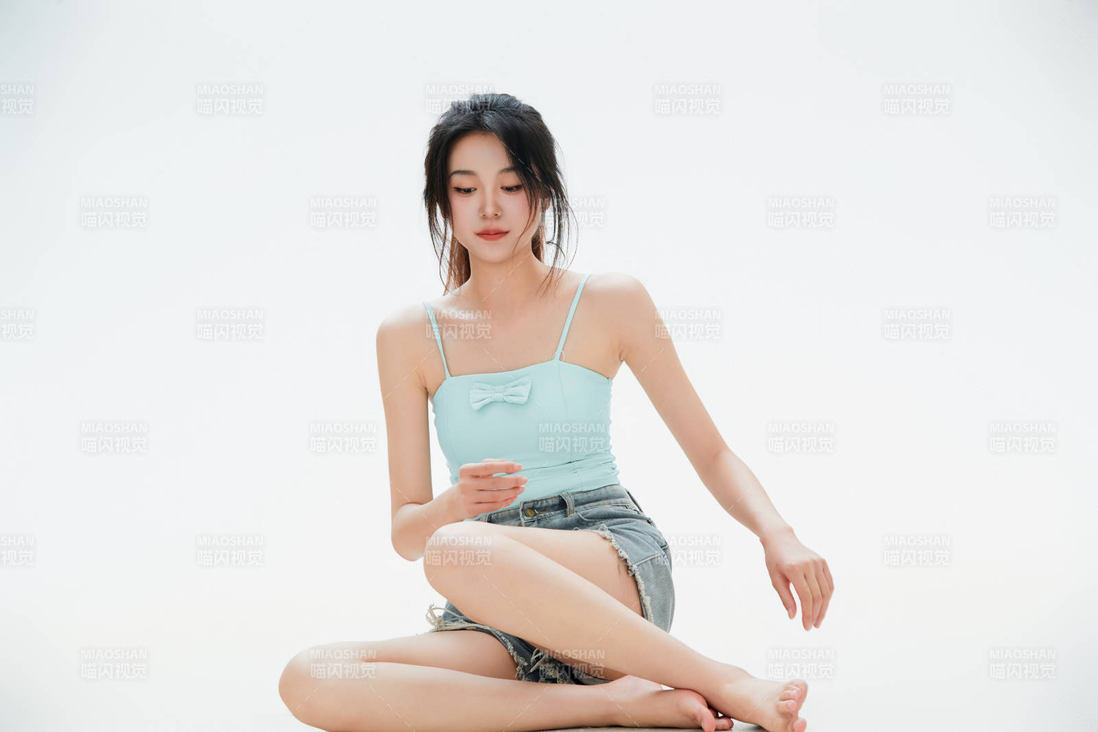 白色背景里的中國(guó)女性大學(xué)生