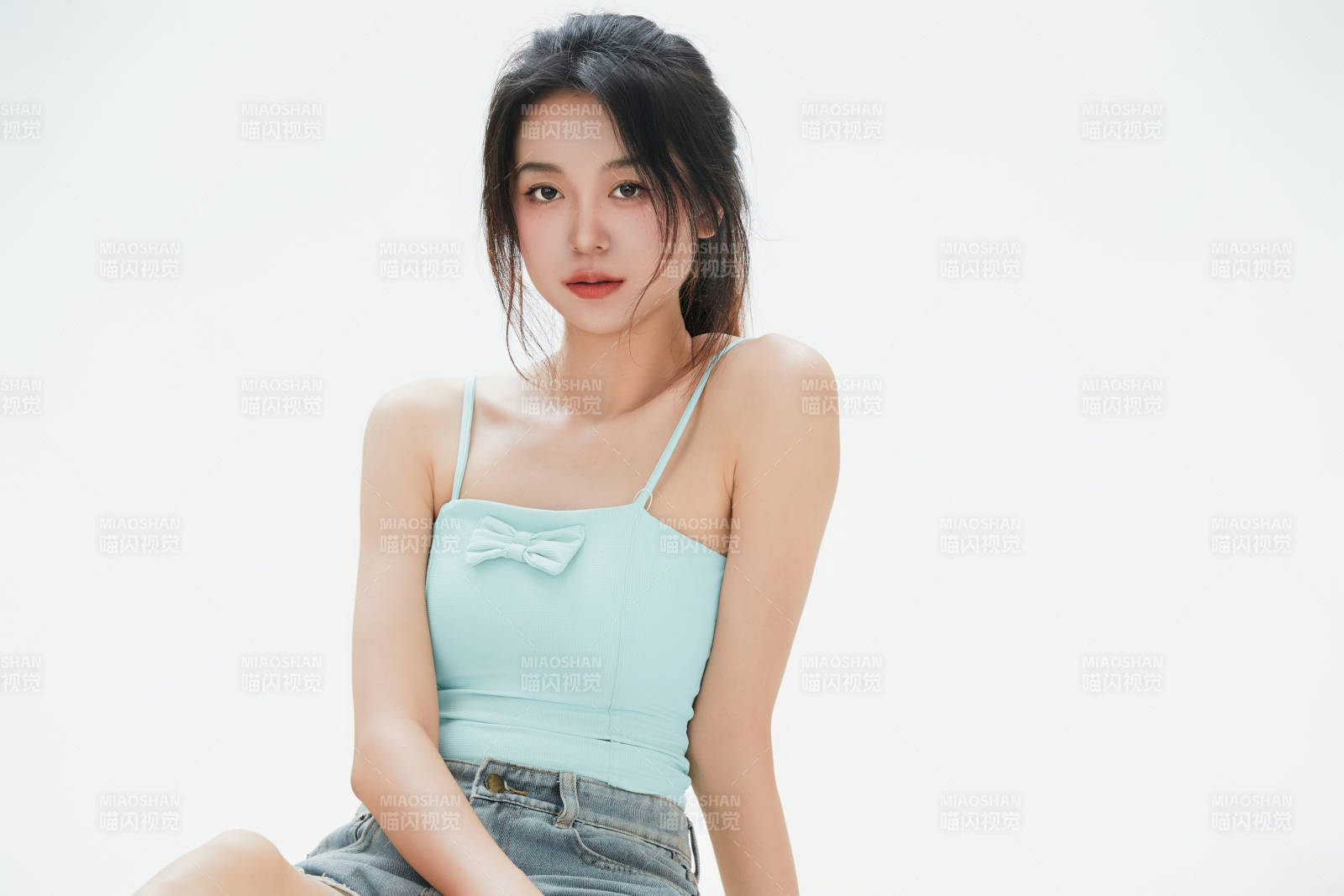 白色背景里的中國女性大學(xué)生