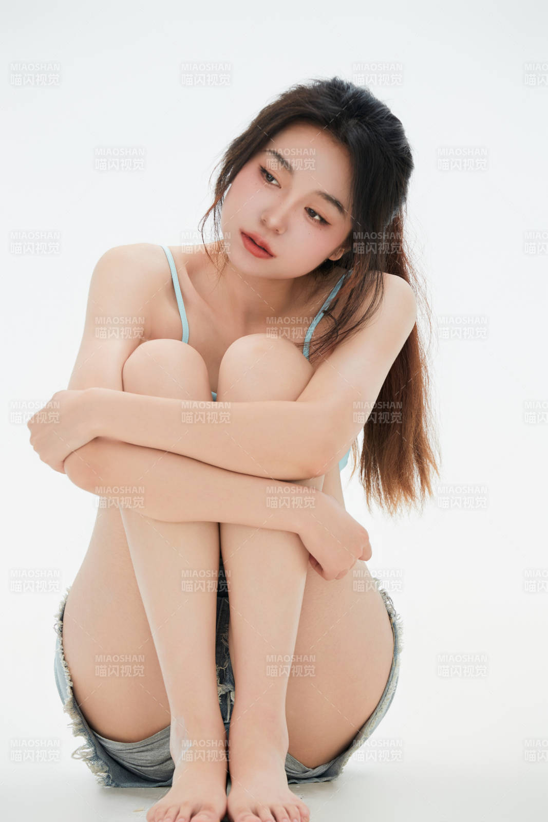 白色背景里的中國女性大學生