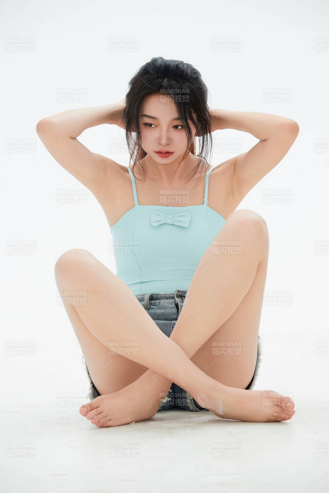 白色背景里的中国女性大学生