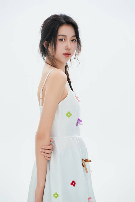 白色背景里的中国女性大学生