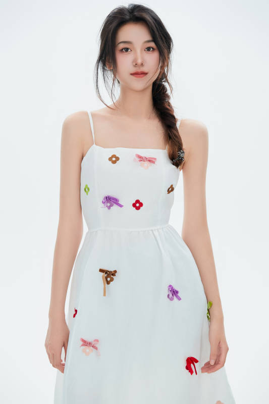 白色背景里的中國女性大學生