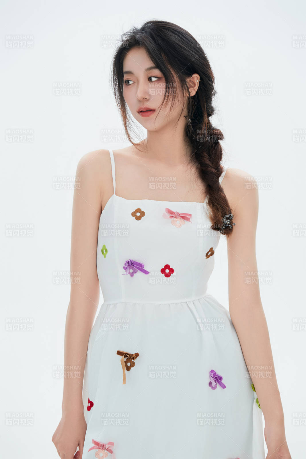 白色背景里的中國女性大學生