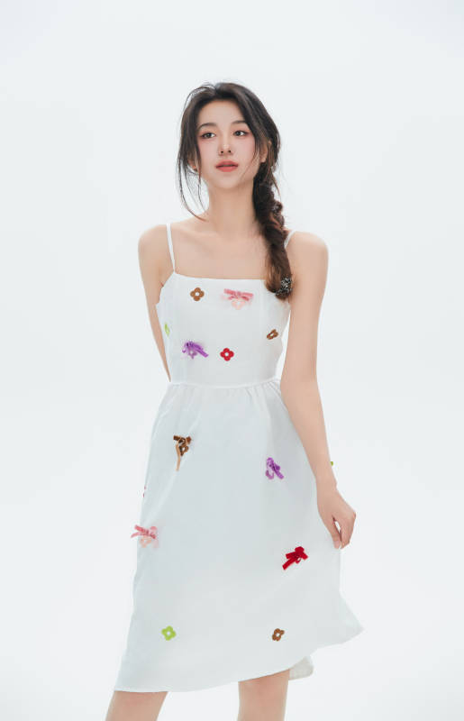 白色背景里的中国女性大学生