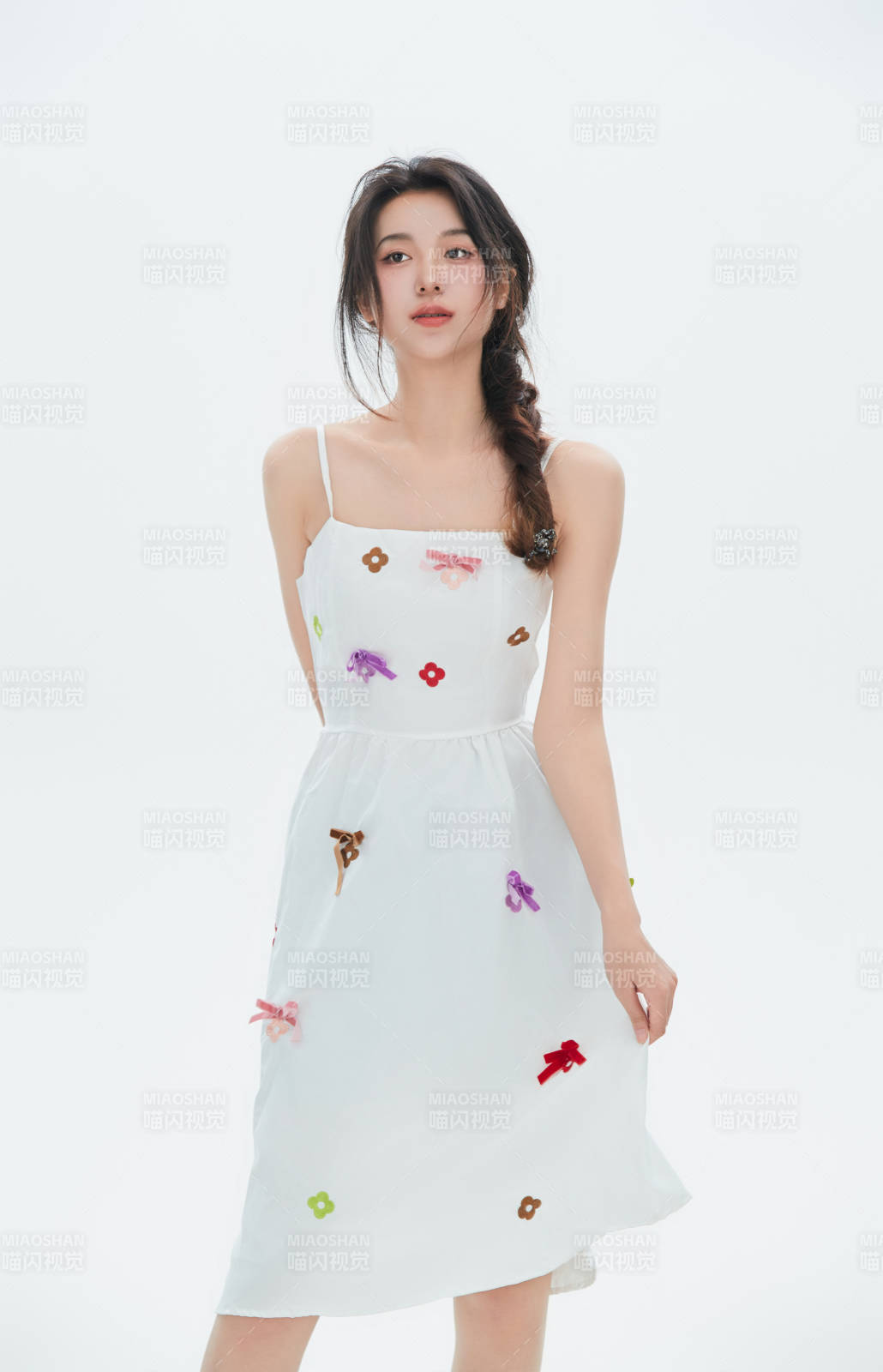 白色背景里的中国女性大学生