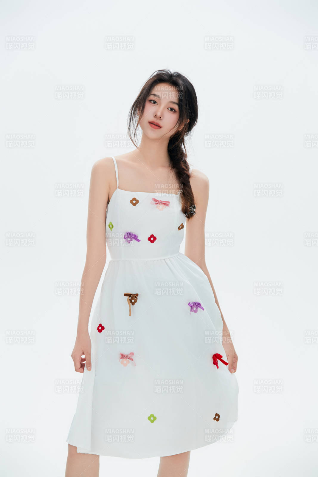 白色背景里的中國女性大學生