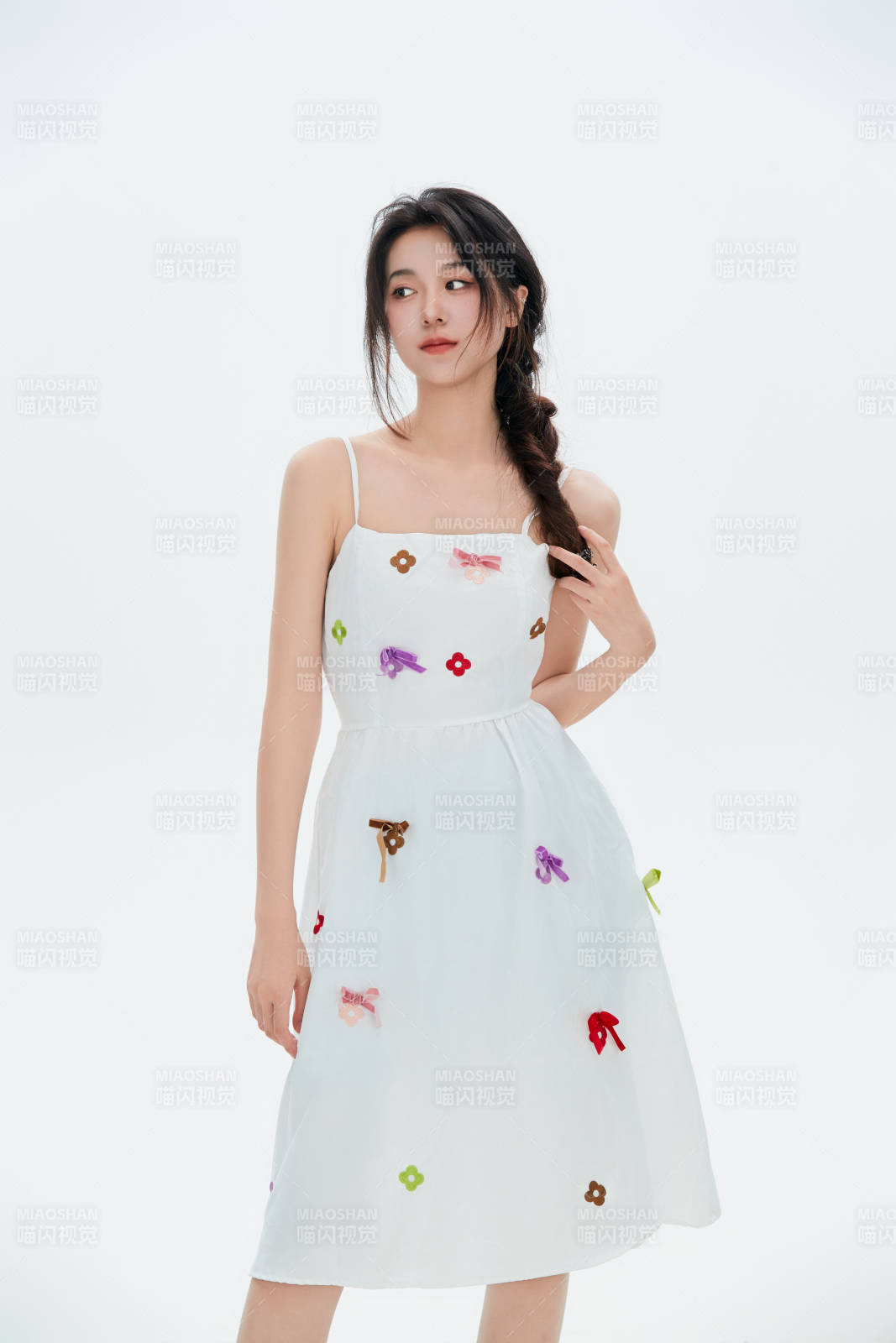 白色背景里的中国女性大学生