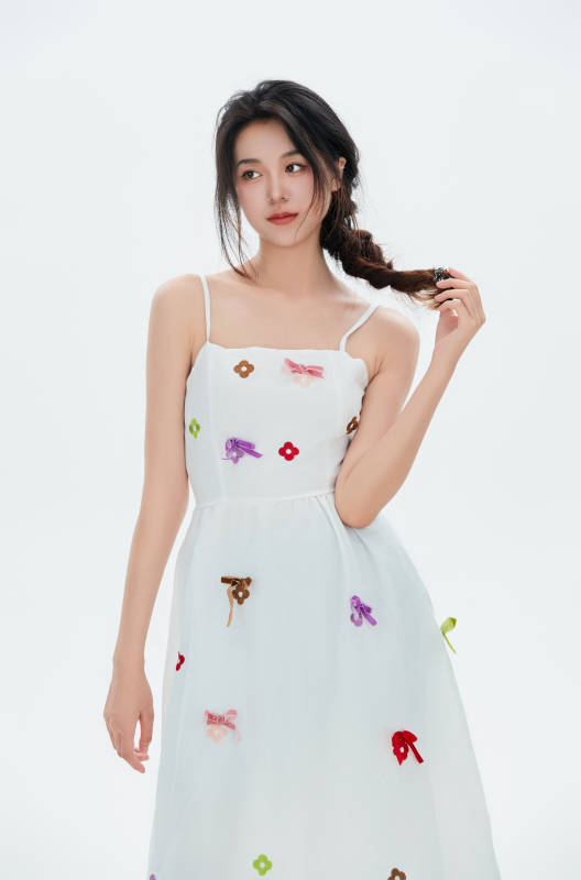 白色背景里的中国女性大学生