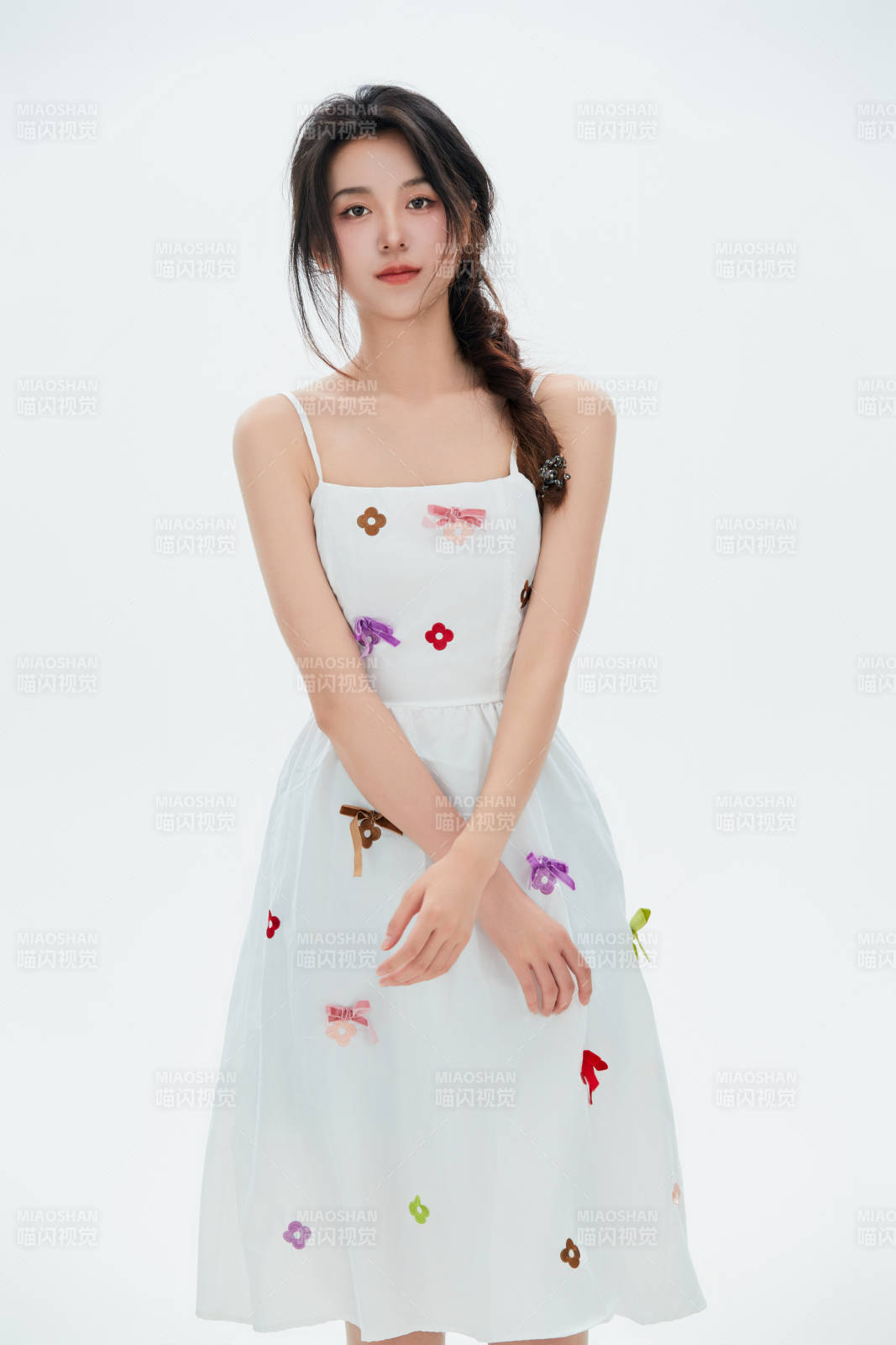 白色背景里的中国女性大学生