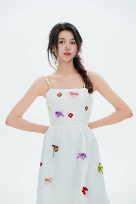 白色背景里的中国女性大学生