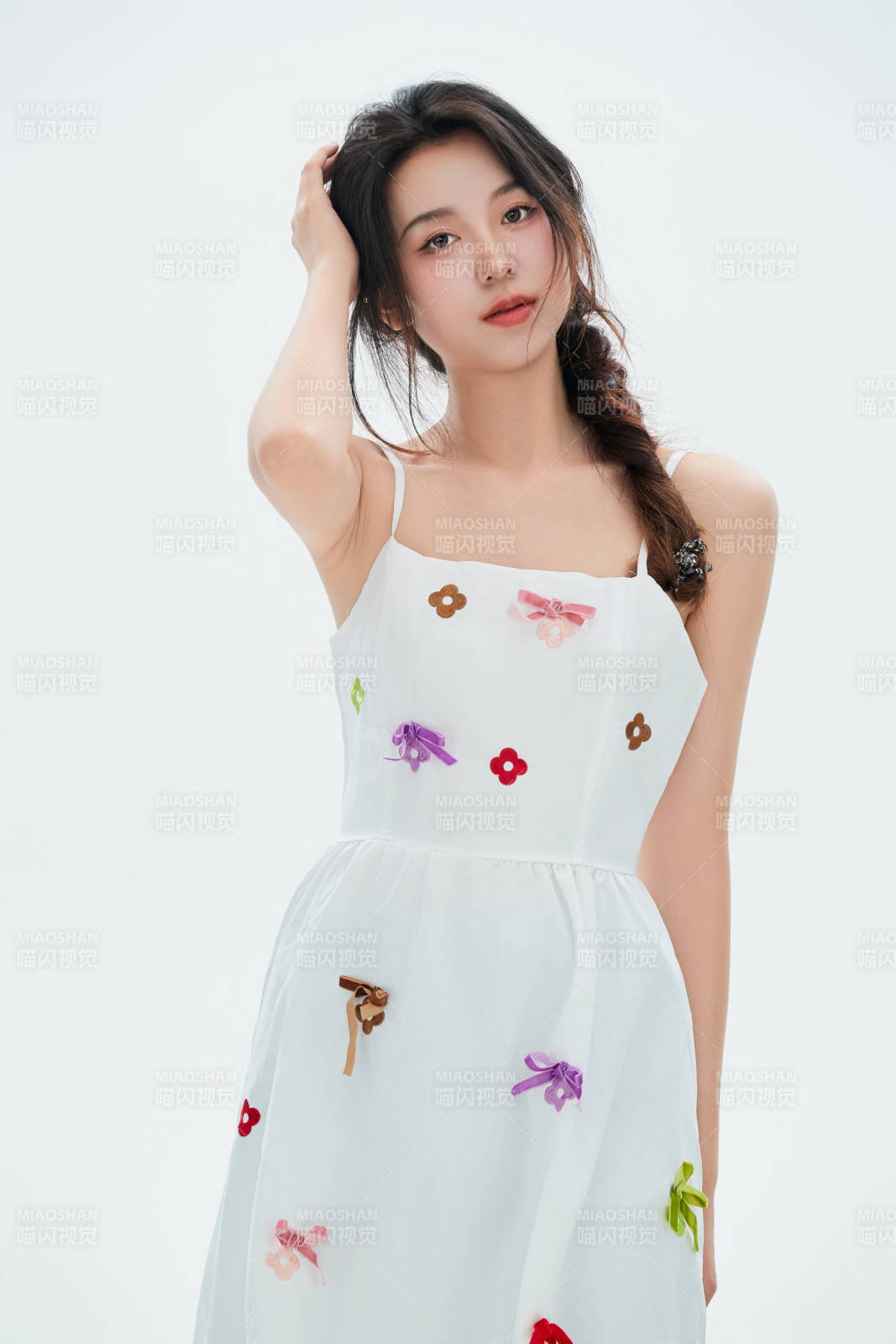 白色背景里的中國女性大學生