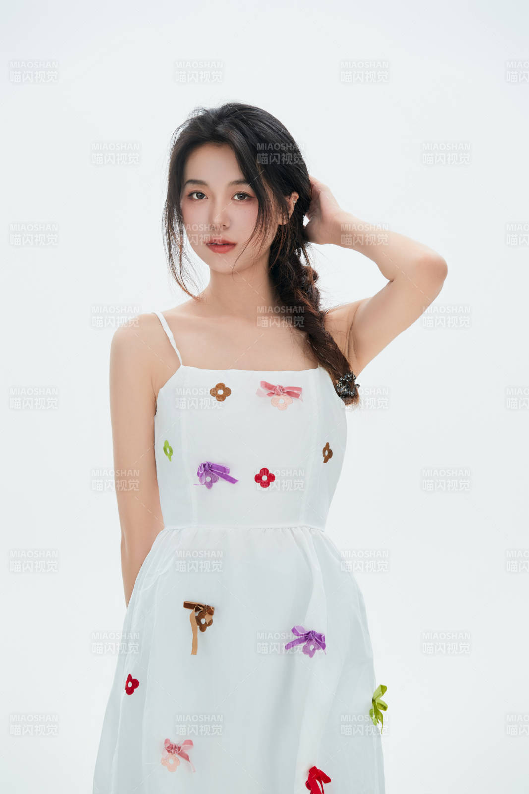 白色背景里的中國(guó)女性大學(xué)生