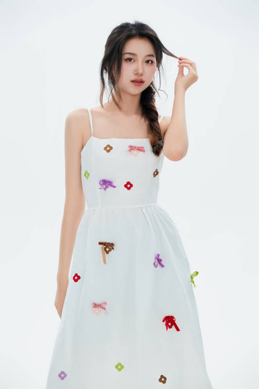 白色背景里的中国女性大学生