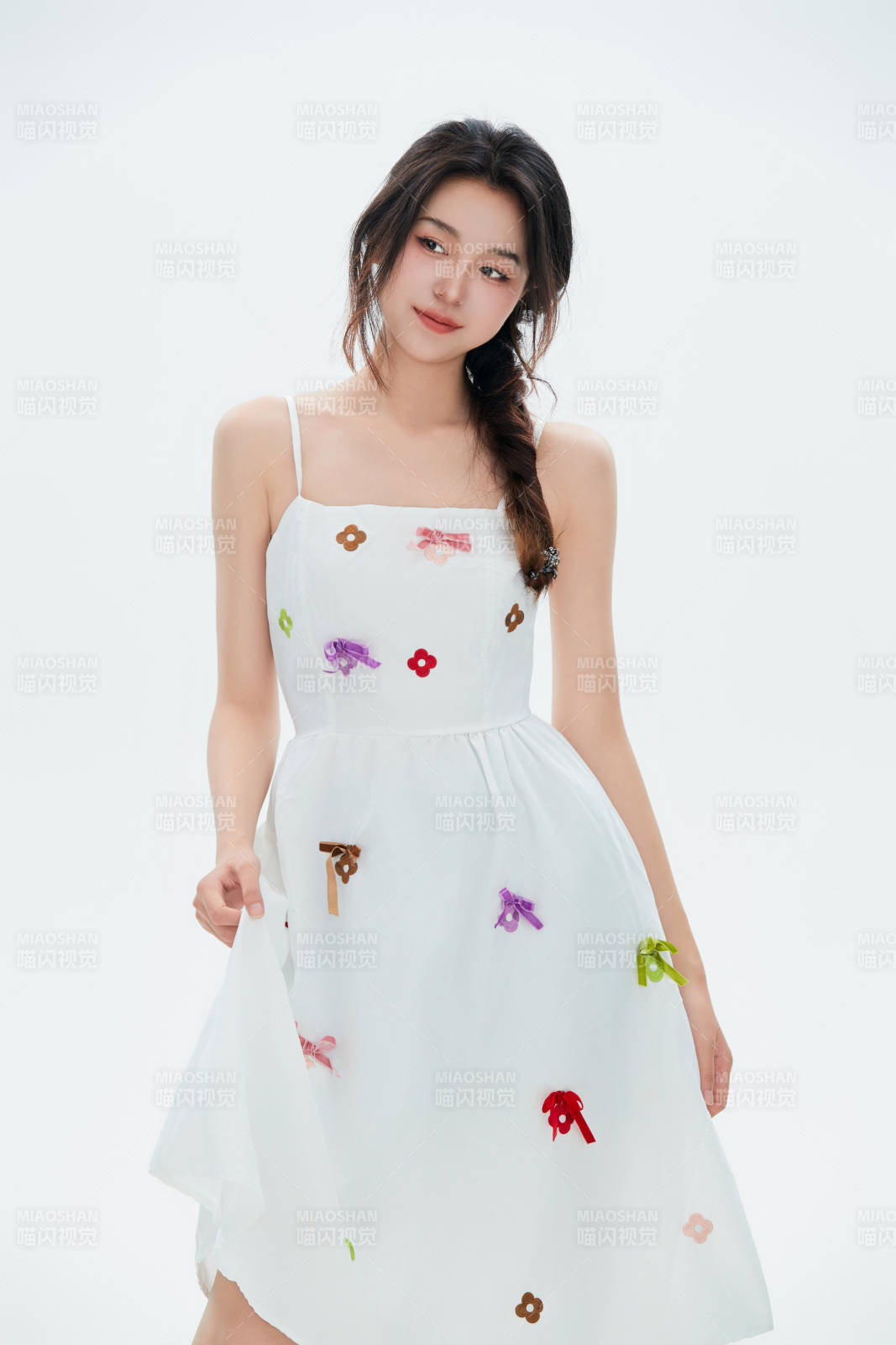 白色背景里的中国女性大学生