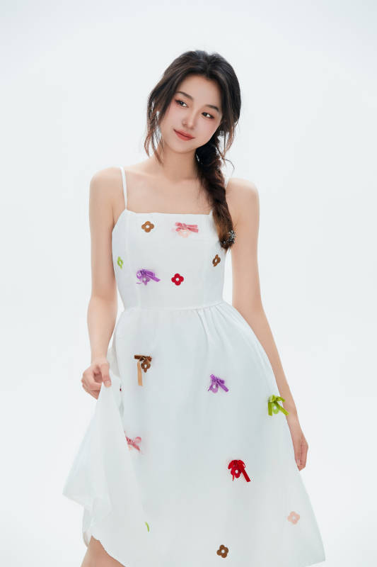 白色背景里的中国女性大学生