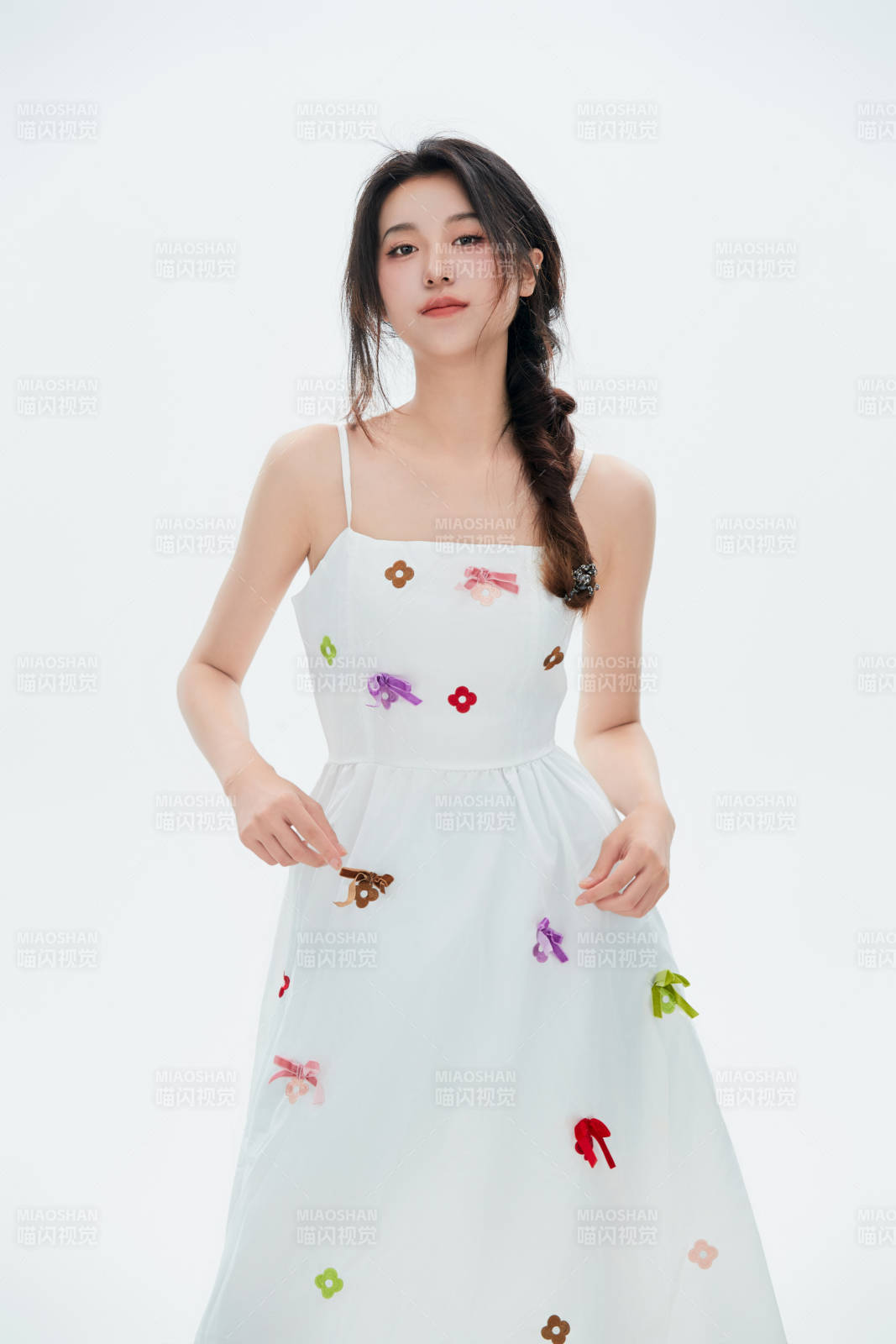 白色背景里的中國女性大學生