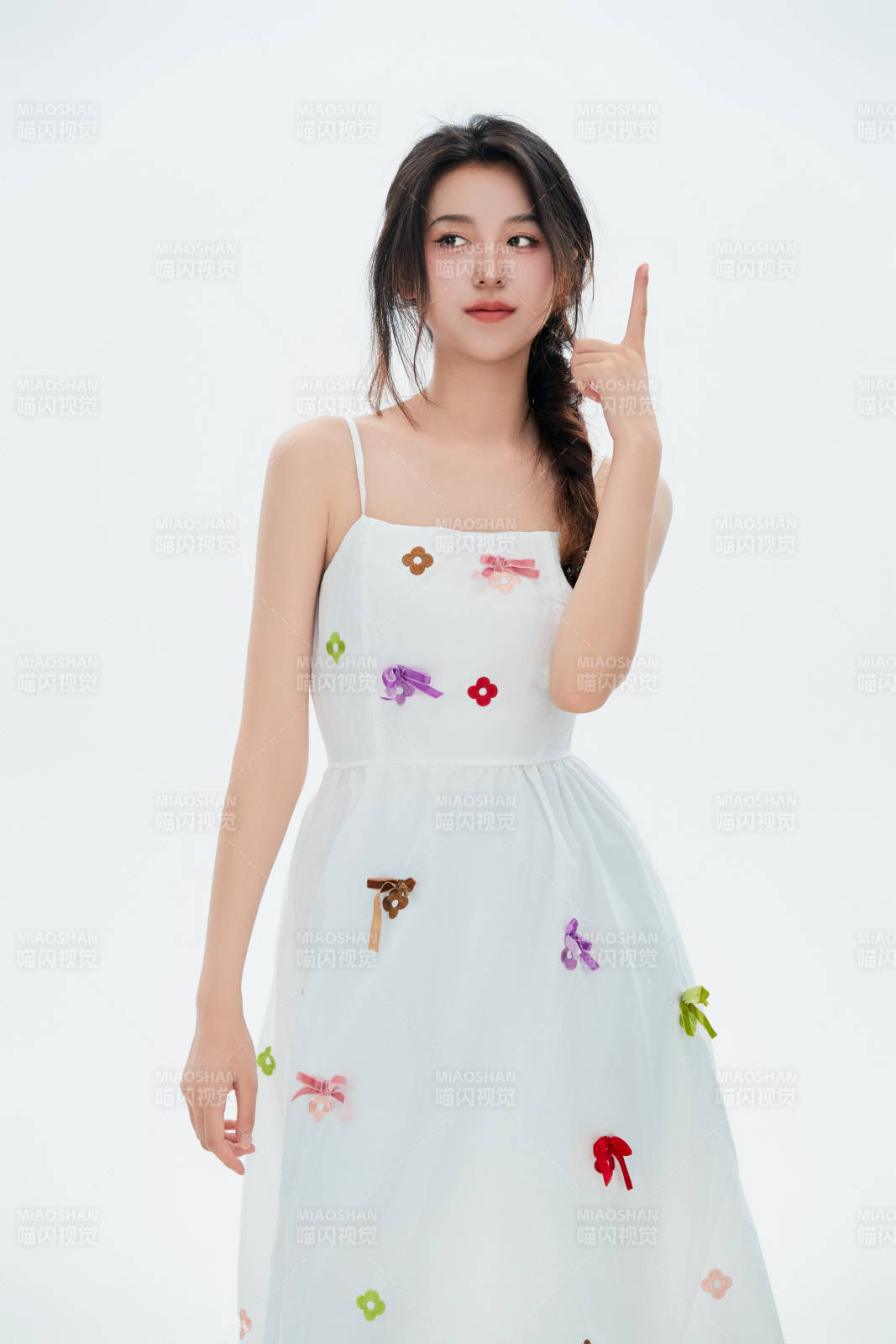 白色背景里的中國女性大學生