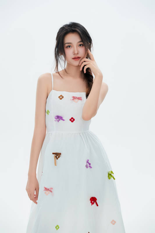 白色背景里的中国女性大学生