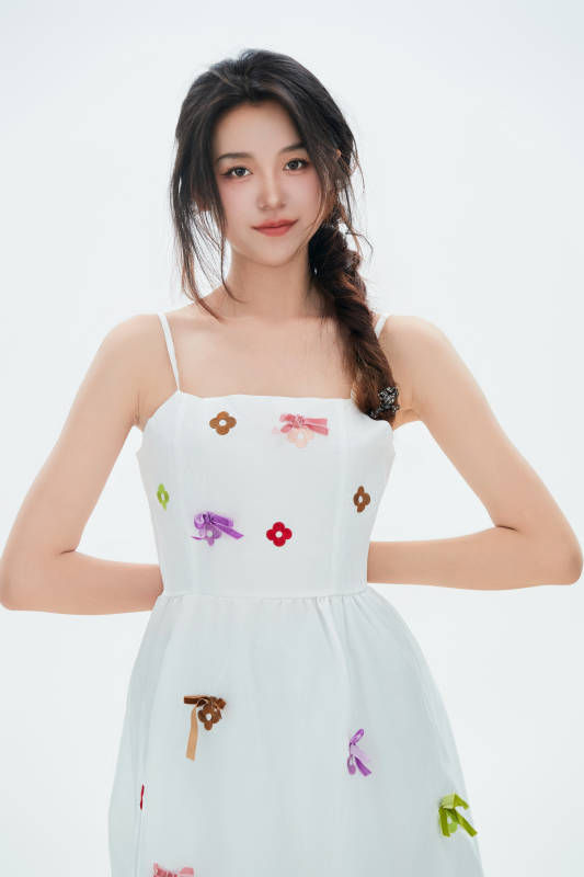 白色背景里的中国女性大学生