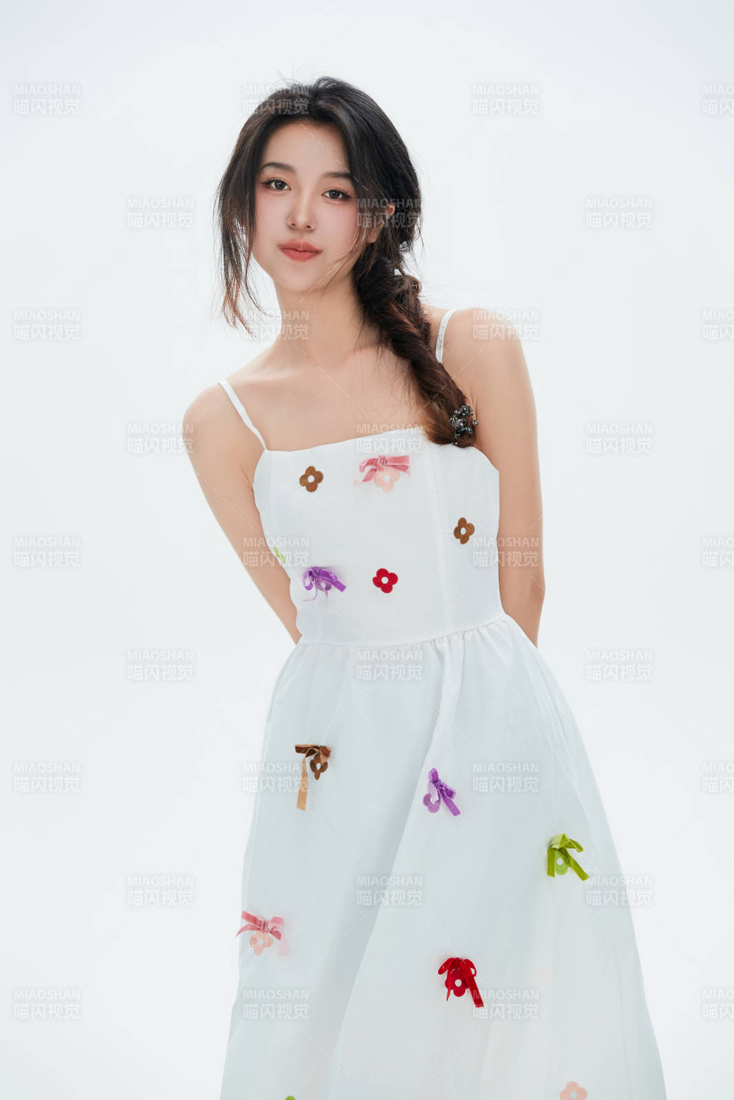 白色背景里的中國女性大學生