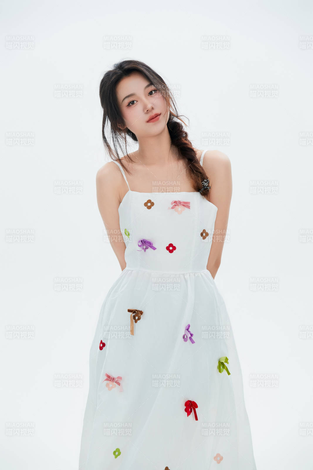 白色背景里的中國女性大學(xué)生