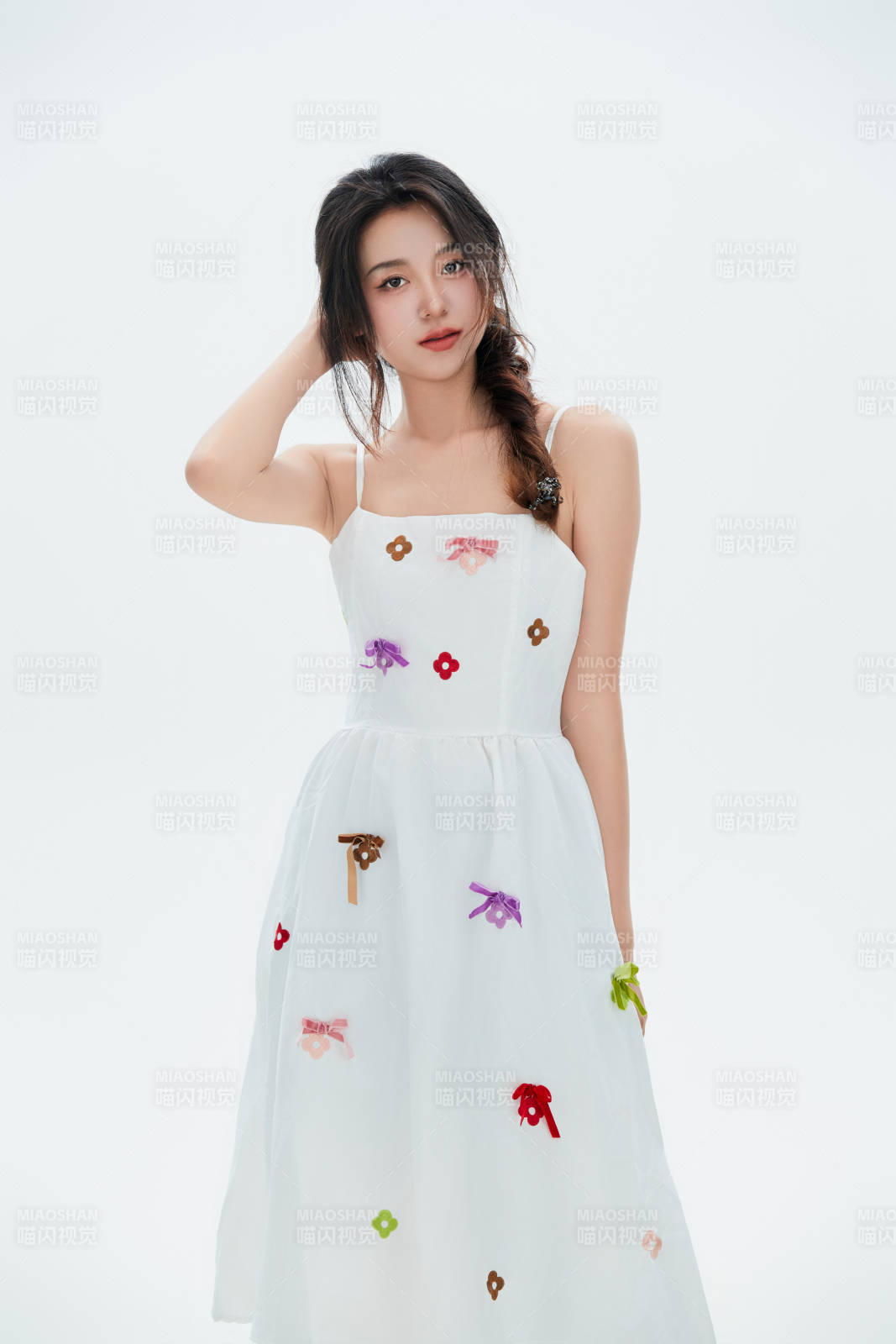 白色背景里的中國女性大學生