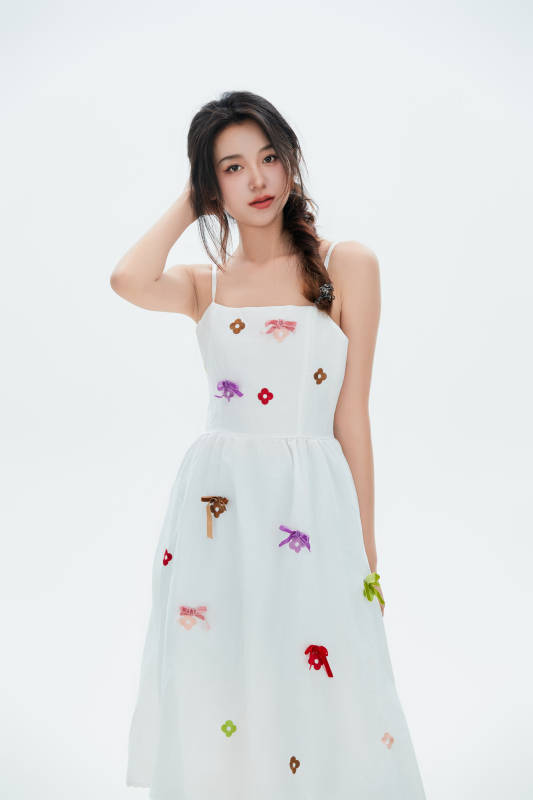 白色背景里的中國女性大學生