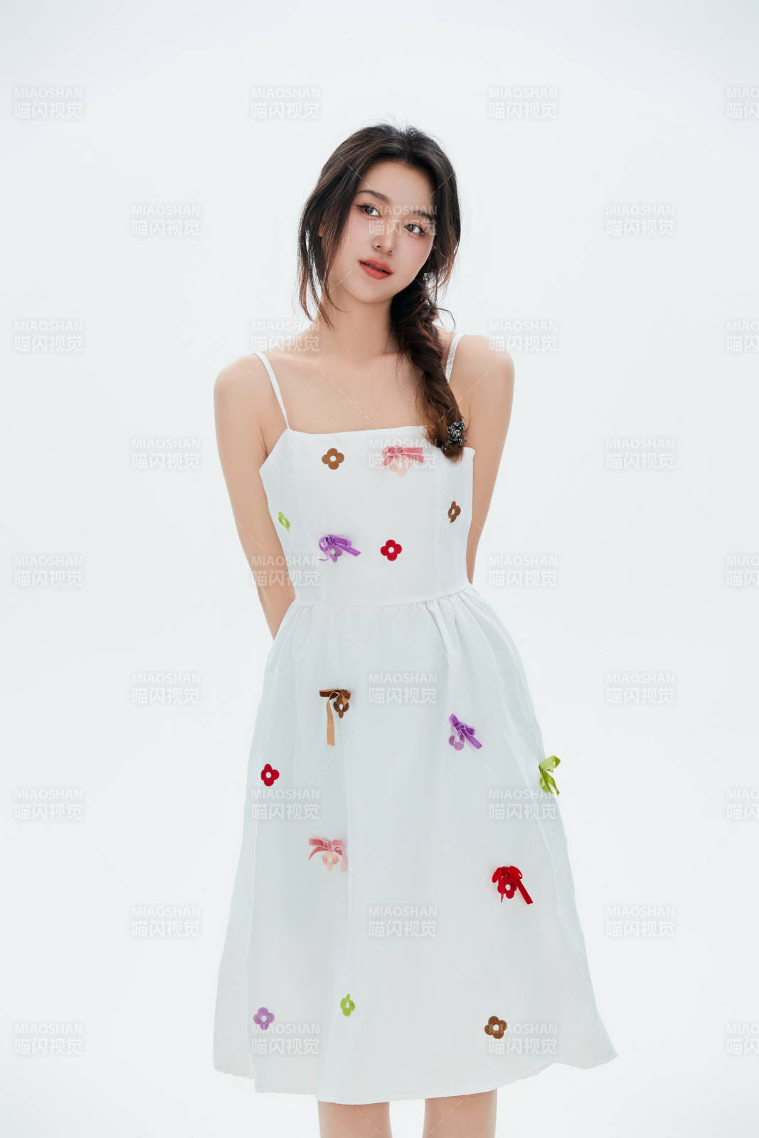 白色背景里的中国女性大学生