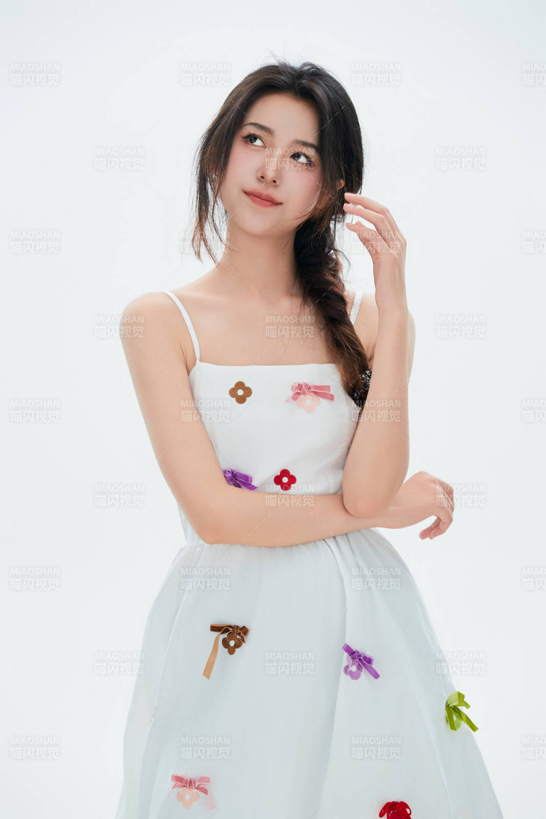 白色背景里的中國女性大學生