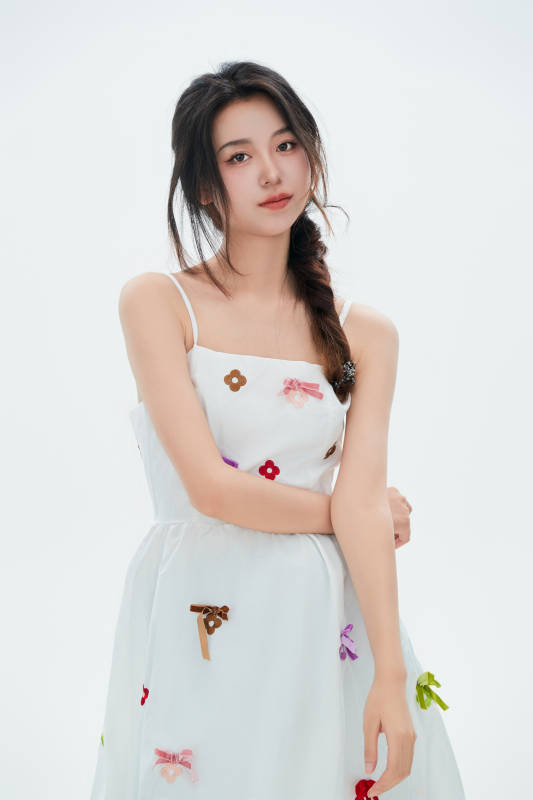 白色背景里的中国女性大学生