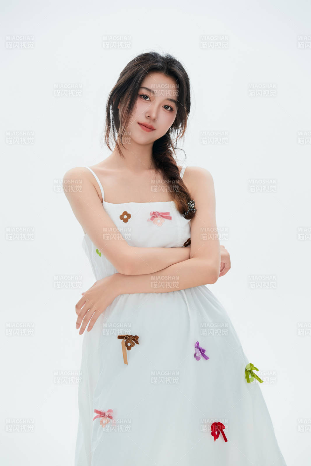 白色背景里的中國(guó)女性大學(xué)生