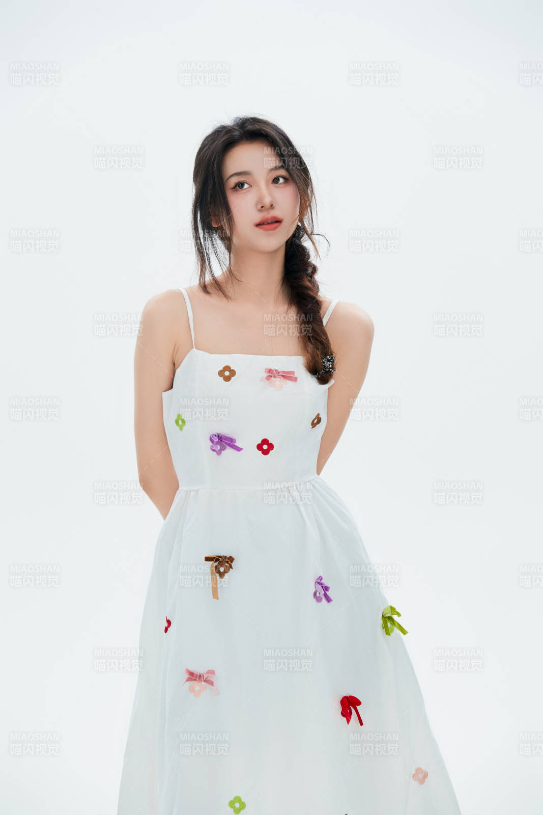 白色背景里的中國(guó)女性大學(xué)生