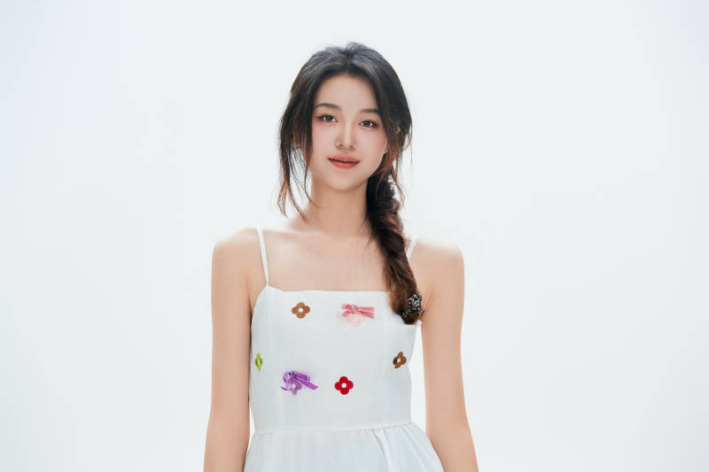 白色背景里的中国女性大学生