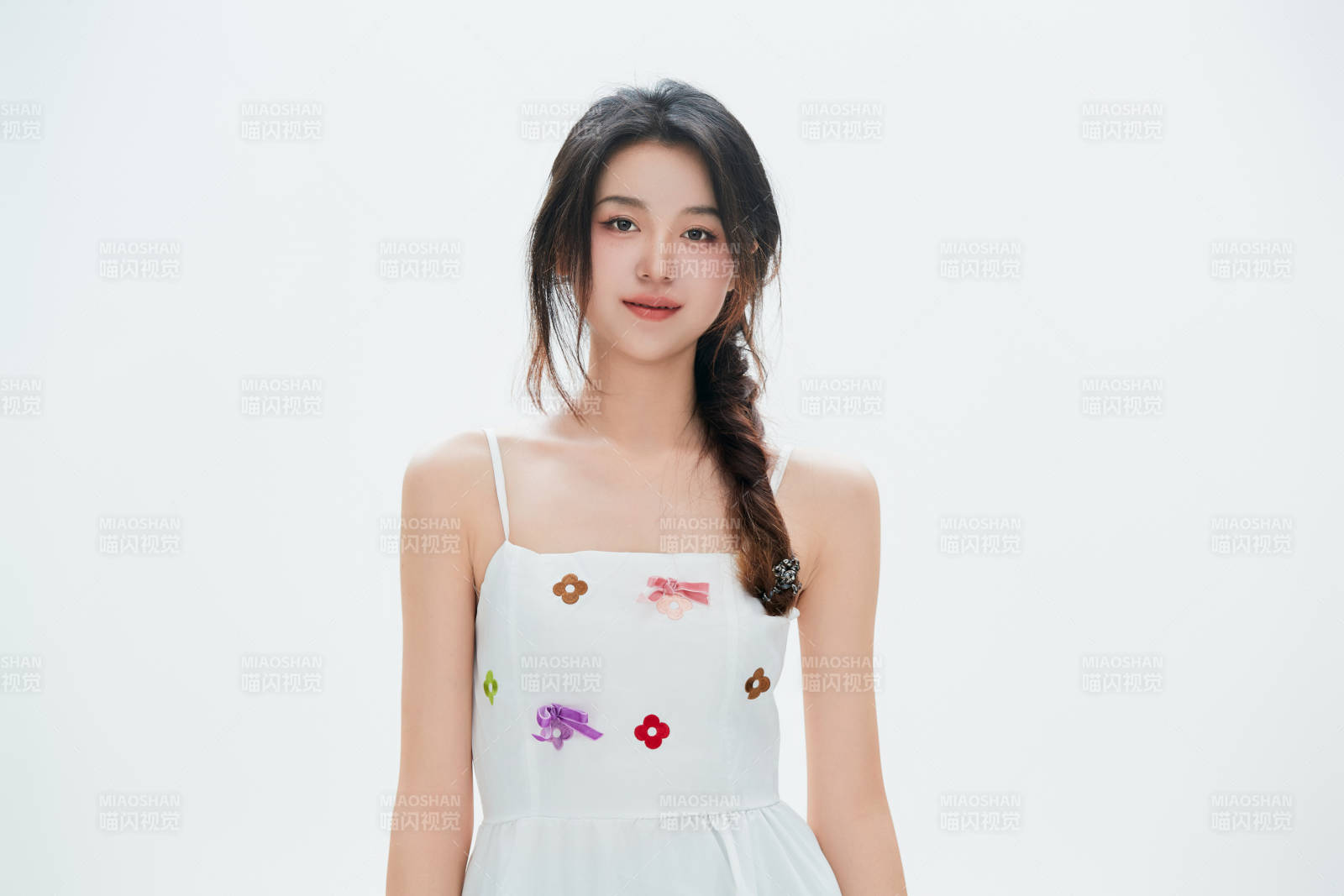 白色背景里的中国女性大学生