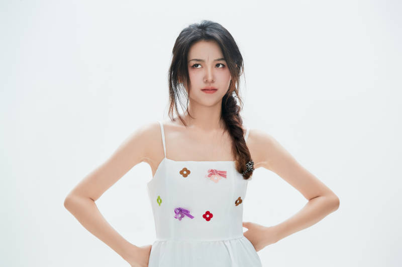 白色背景里的中国女性大学生