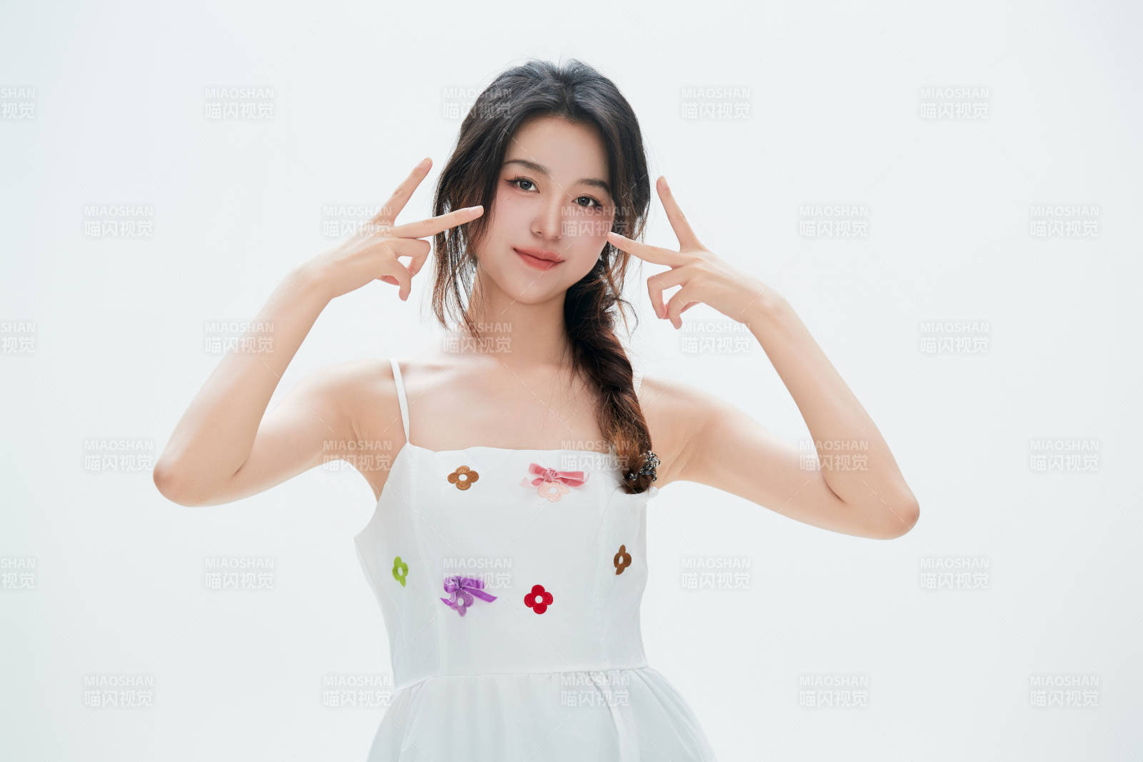 白色背景里的中國女性大學生