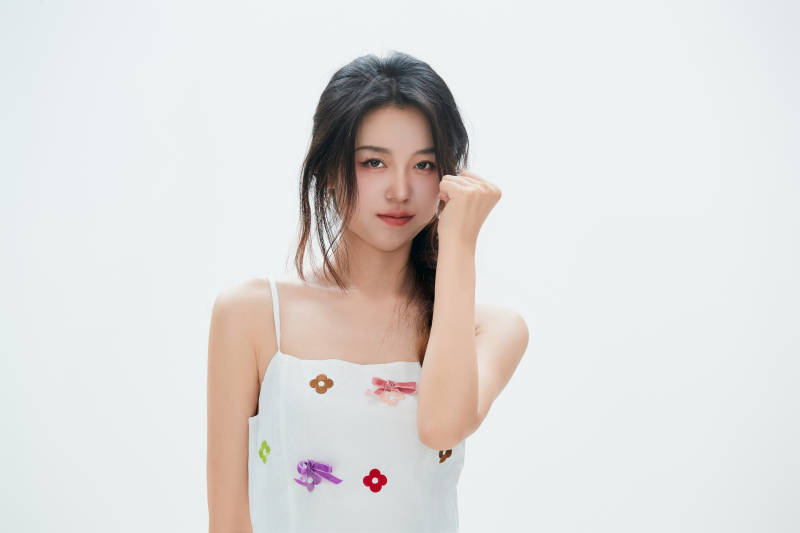 白色背景里的中国女性大学生