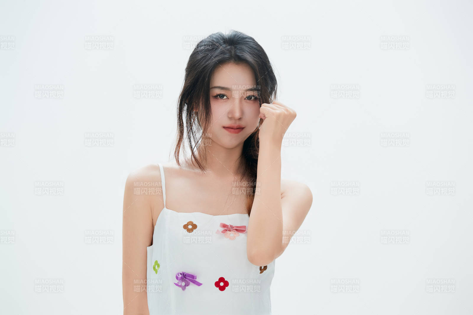 白色背景里的中国女性大学生