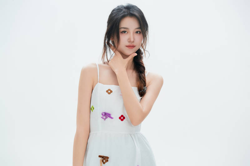 白色背景里的中国女性大学生